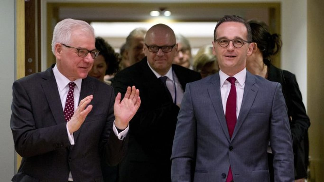 Bundesaußenminister Heiko Maas (r) und sein polnischer Amtskollege Jacek Czaputowicz, Außenminister von Polen, kommen zum EU-Außenministertreffen in Brüssel.