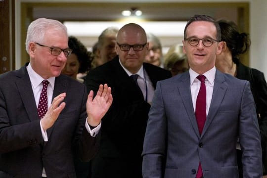 Bundesaußenminister Heiko Maas (r) und sein polnischer Amtskollege Jacek Czaputowicz, Außenminister von Polen, kommen zum EU-Außenministertreffen in Brüssel.