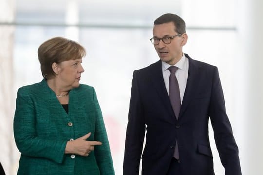 Kommen in Warschau zusammen: Kanzlerin Merkel und der polnische Ministerpräsident Morawiecki.