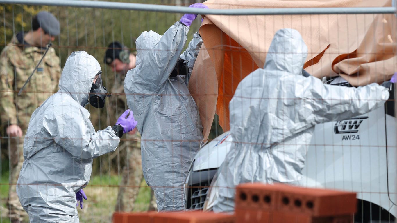 Soldaten mit Schutzkleidung sichern einen Lieferwagen in der britischen Grafschaft Dorset: Bei den Ermittlungen im Fall des vergifteten Spions Skripal sollen internationale Experten hinzugezogen werden.