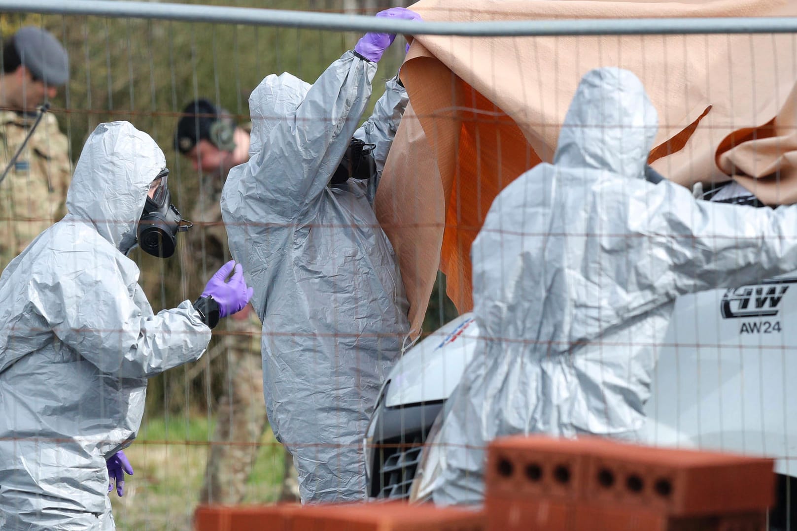 Soldaten mit Schutzkleidung sichern einen Lieferwagen in der britischen Grafschaft Dorset: Bei den Ermittlungen im Fall des vergifteten Spions Skripal sollen internationale Experten hinzugezogen werden.