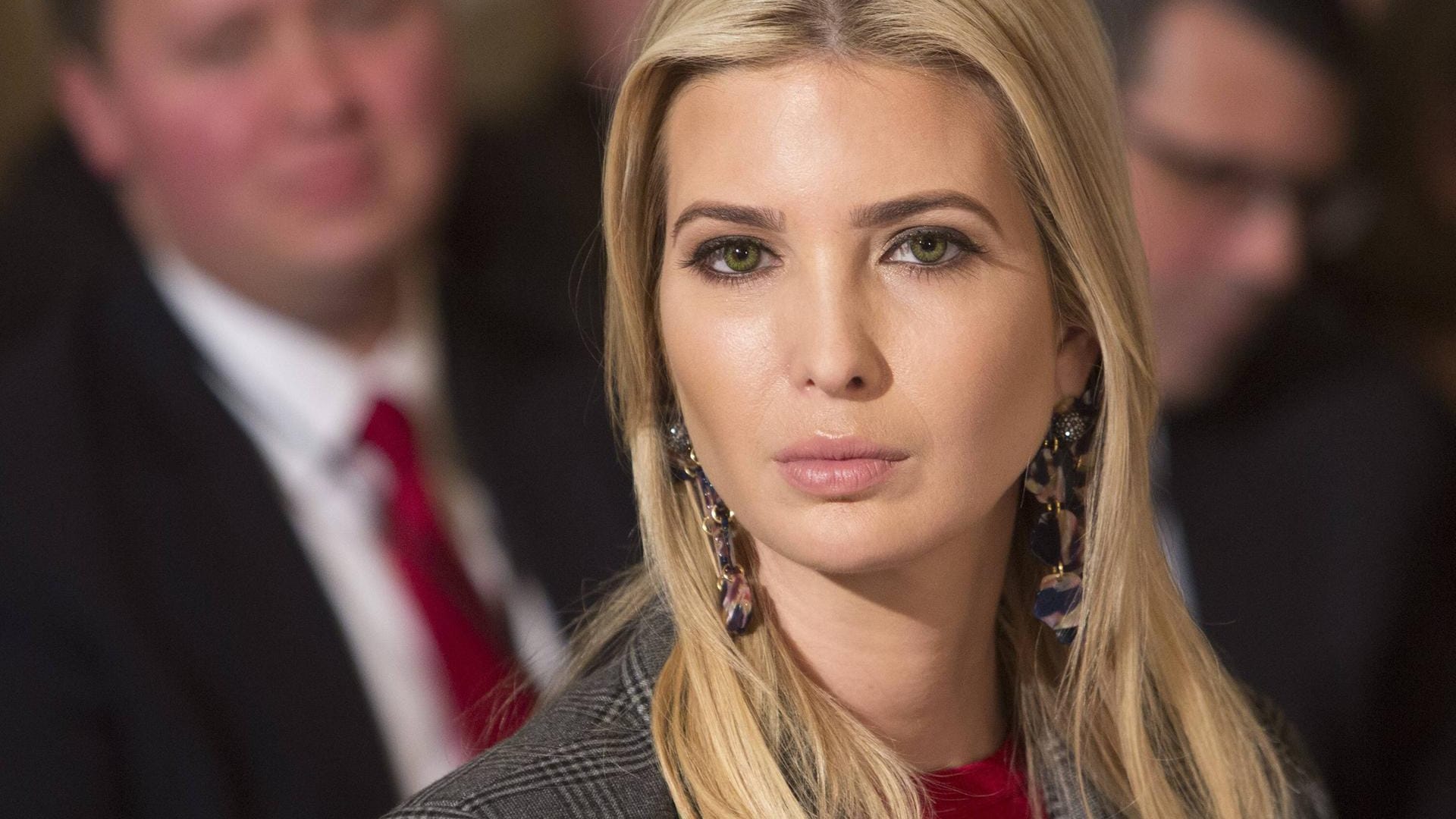 Ivanka Trump: Die Tochter von US-Präsident Donald Trump und ihr Mann Jared Kushner mussten wegen eines Motorschadens am Helikopter aufs Flugzeug umsteigen. Ivanka Trump: Die Tochter von US-Präsident Donald Trump und ihr Mann Jared Kushner mussten wegen eines Motorschadens am Helikopter aufs Flugzeug umsteigen.