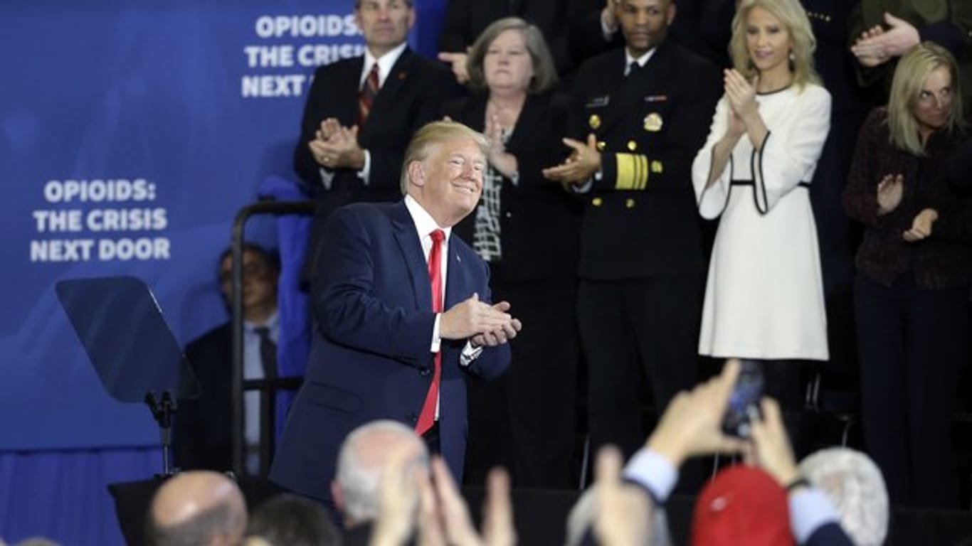 US-Präsident Donald Trump applaudiert im Manchester Community College nach seiner Rede zur Opioid-Krise im Land.
