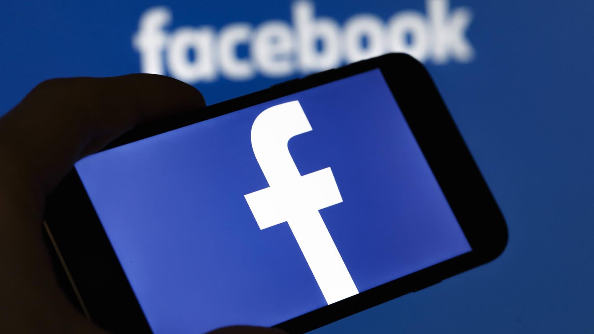 Das Logo von Facebook auf einem Handy