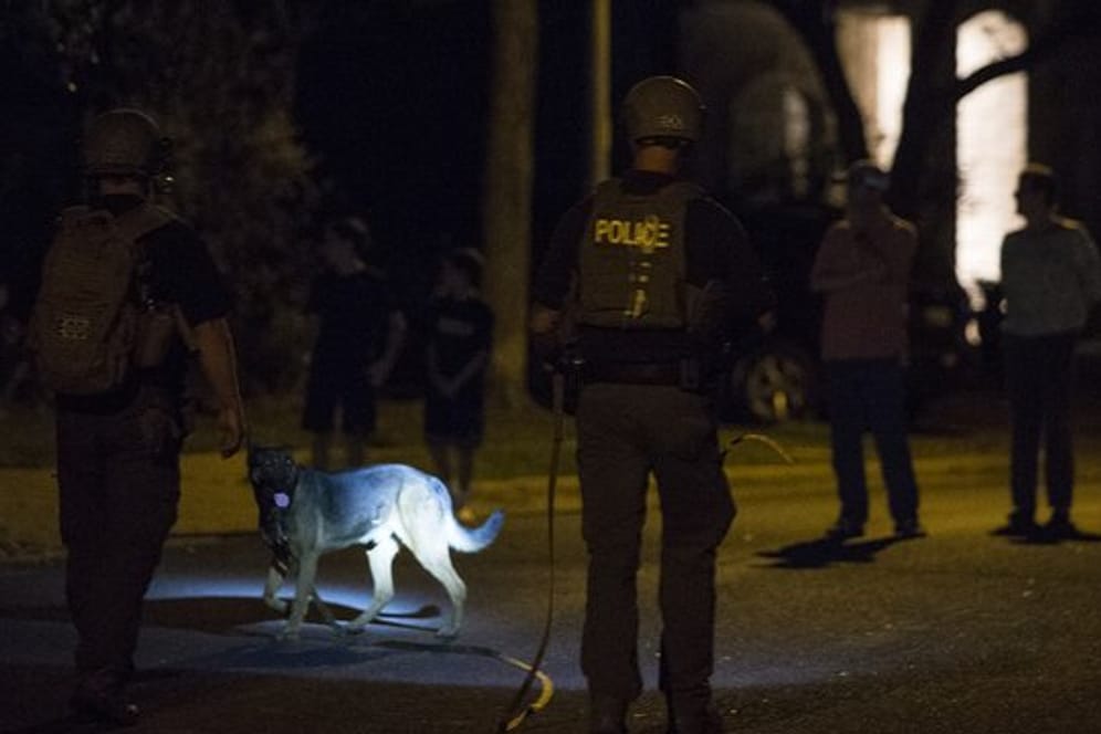 Polizisten mit Bombenspürhund am Ort der Explosion in Austin.