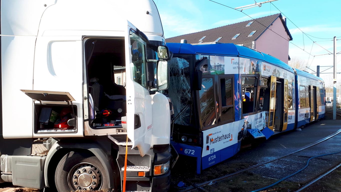 In Kassel ist ein LKW mit einer Straßenbahn zusammengestoßen: Mehrere Personen wurden verletzt.