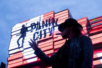 Udo Lindenberg vor der multimedialen Erlebniswelt "Panik City".