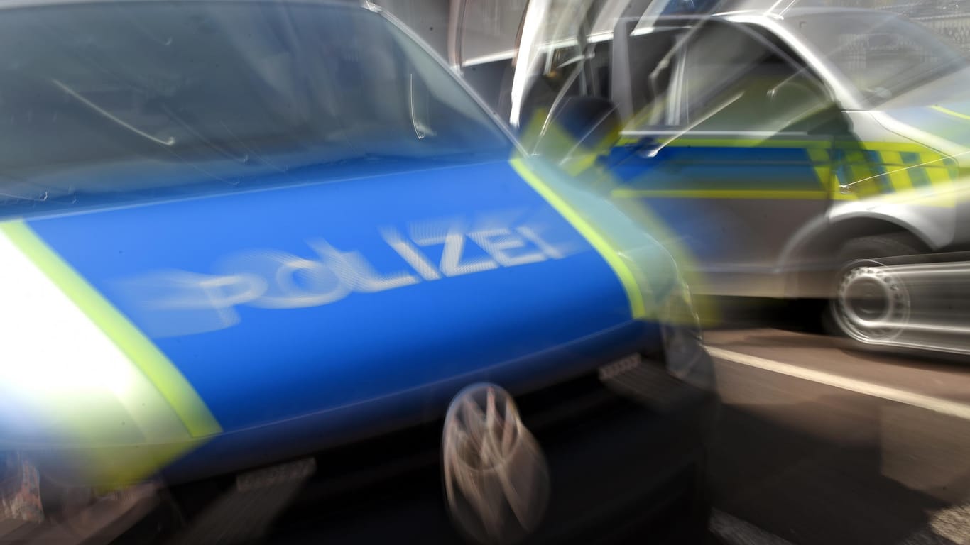 Polizeiwagen im Einsatz: Mindestens vier Täter haben in Saarbrücken einen Syrer zusammengeschlagen.