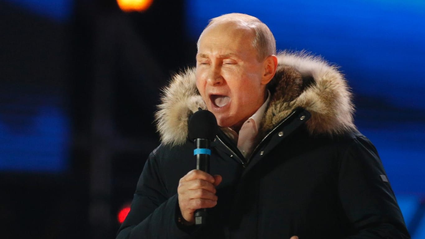 Wladimir Putin bei einer Rede in Moskau am Tag der Wahl: Sein klarer Sieg wird in der internationalen Presse überwiegend kritisch kommentiert.