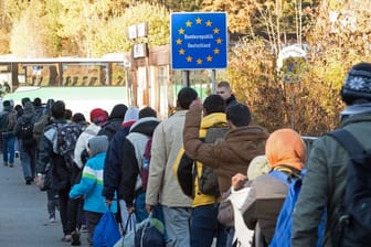 Auf dem Höhepunkt des Flüchtlingszustroms im November 2015 überqueren Menschen die Grenze von Österreich nach Deutschland.