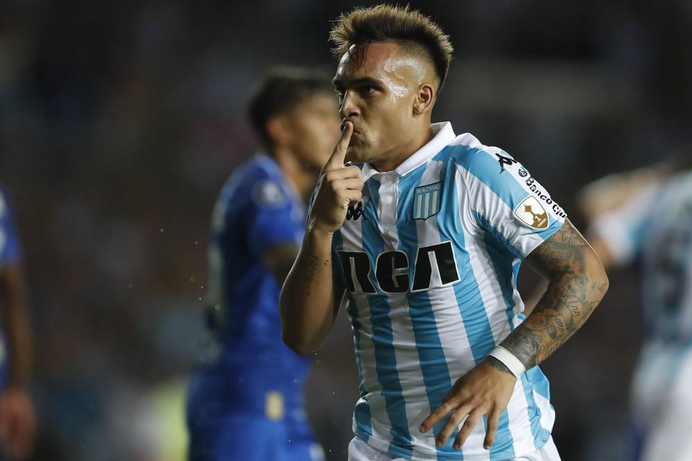 Lautaro Martinez: Der Gaucho-Knipser bejubelt einen Treffer für Racing Club de Avellaneda. Stürmt er in der kommenden Saison für den BVB?