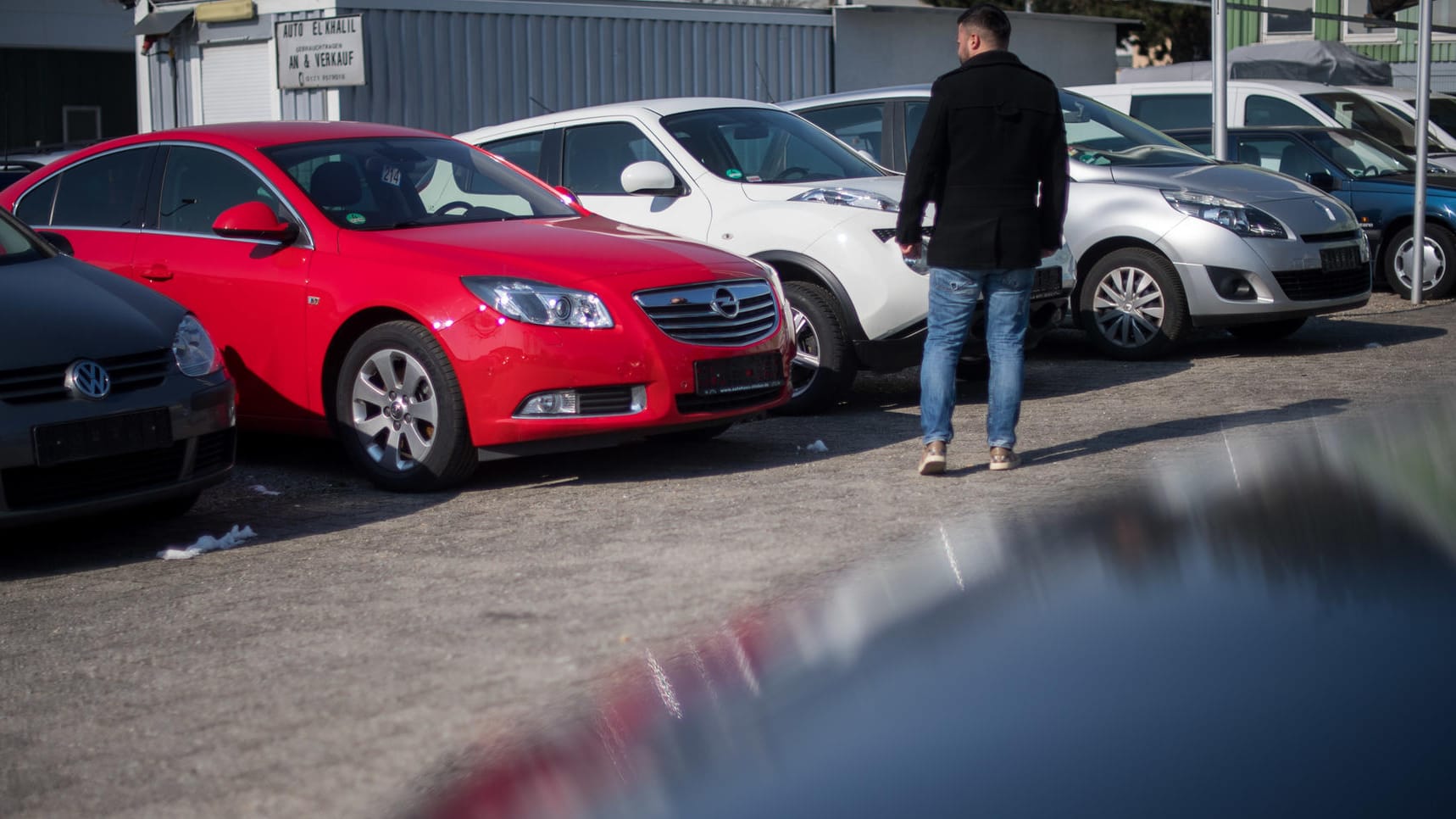 Ein Autokäufer: Fast die Hälfte der Bevölkerung findet, dass den betroffenen Dieselfahrern eine finanzielle Entschädigung zustehe. Ein Autokäufer: Fast die Hälfte der Bevölkerung findet, dass den betroffenen Dieselfahrern eine finanzielle Entschädigung zustehe.
