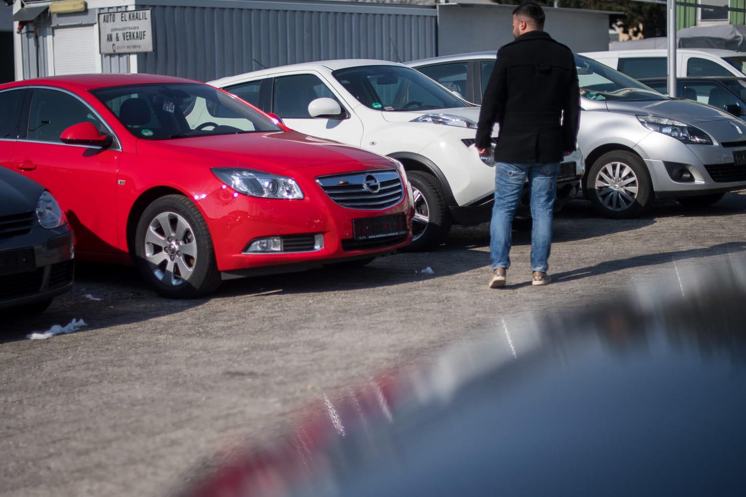 Ein Autokäufer: Fast die Hälfte der Bevölkerung findet, dass den betroffenen Dieselfahrern eine finanzielle Entschädigung zustehe.