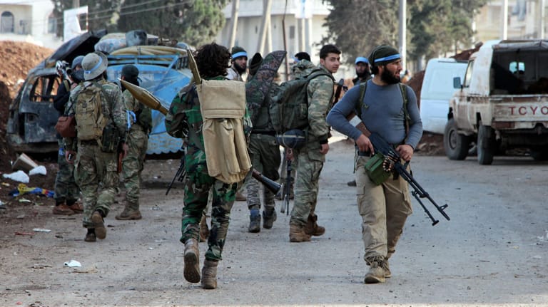 Vorwurf der groß angelegten Plünderung: Kämpfer der mit der Türkei verbündeten "Freien Syrischen Armee" in Afrin.