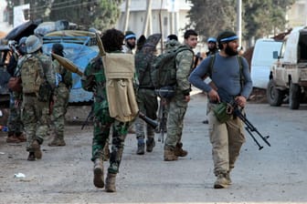 Vorwurf der groß angelegten Plünderung: Kämpfer der mit der Türkei verbündeten "Freien Syrischen Armee" in Afrin.