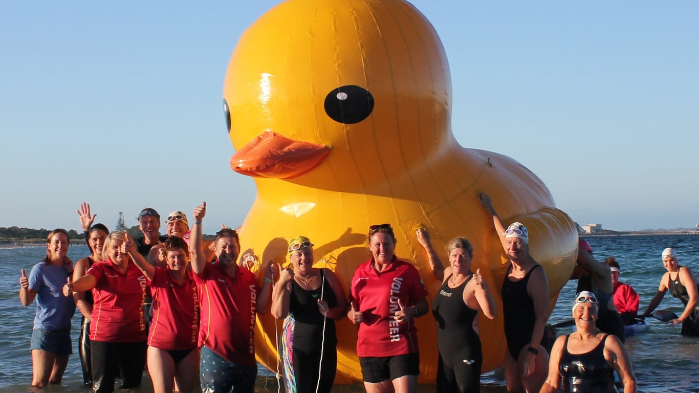 Die Mitglieder des australischen Schwimm-Clubs Cockburn Masters Swimming Club mit ihrem Maskottchen, der Ente Daphne: Nach einer Woche auf hoher See ist Daphne wieder aufgetaucht.