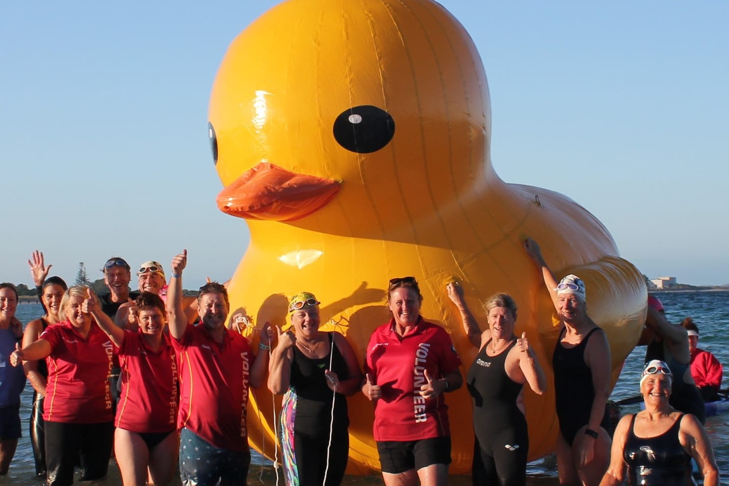 Die Mitglieder des australischen Schwimm-Clubs Cockburn Masters Swimming Club mit ihrem Maskottchen, der Ente Daphne: Nach einer Woche auf hoher See ist Daphne wieder aufgetaucht.