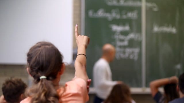 Laut einer aktuellen Studie zeigt fast jeder zweite Jugendliche mit Migrationshintergrund sehr schwache Leistungen in der Schule. Laut einer aktuellen Studie zeigt fast jeder zweite Jugendliche mit Migrationshintergrund sehr schwache Leistungen in der Schule.
