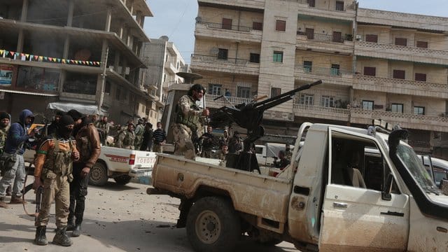 Soldaten der von der Türkei unterstützten Freien Syrischen Armee (FSA) patrouillieren durch das Stadtzentrum von Afrin. Soldaten der von der Türkei unterstützten Freien Syrischen Armee (FSA) patrouillieren durch das Stadtzentrum von Afrin.