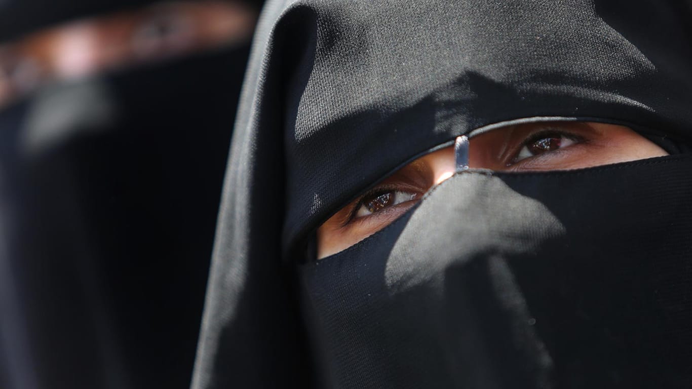 Eine verschleierte Frau bei einer Kundgebung: Am Steuer bleibt die Gesichtsverschleierung verboten.