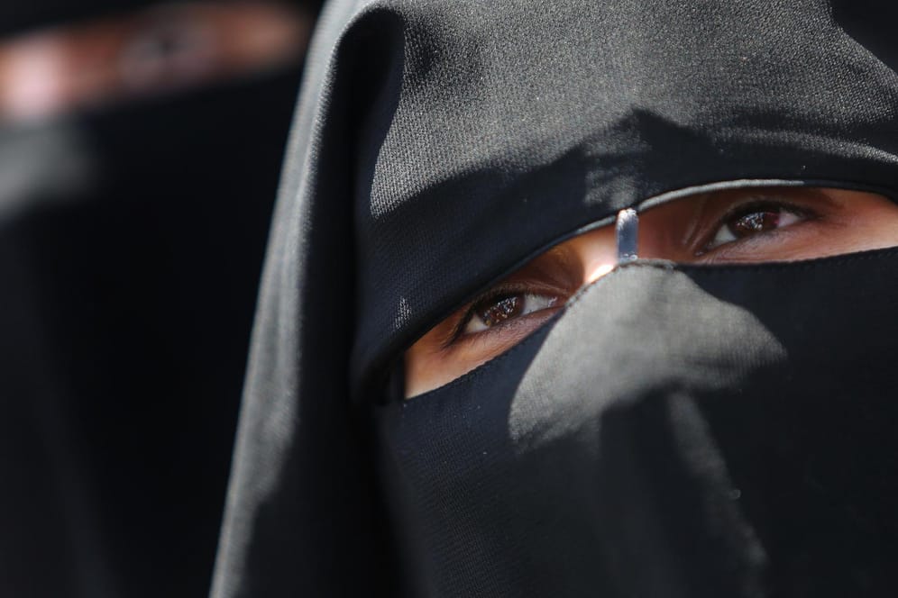 Eine verschleierte Frau bei einer Kundgebung: Am Steuer bleibt die Gesichtsverschleierung verboten.