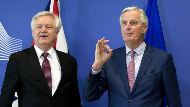 Michel Barnier (r), Beauftragter der EU-Kommission für den Brexit, und David Davis, Brexit-Minister von Großbritannien, kommen in Brüssel zusammen.