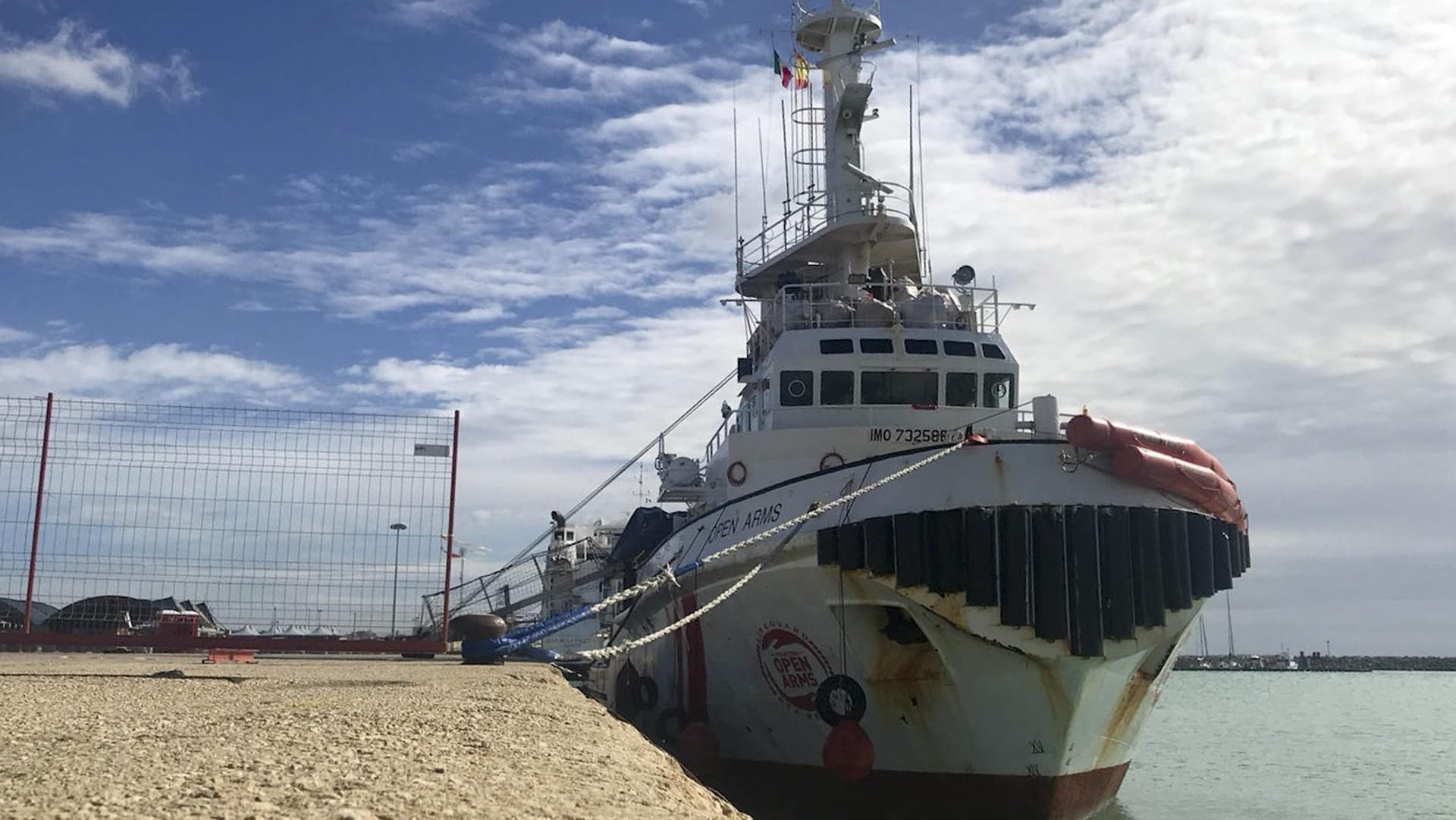 Das Schiff der spanischen Hilfsorganisation "Proactiva Open Arms" liegt im Hafen von Pozzallo: Flüchtlings-Rettungsschiff in Italien beschlagnahmt. Das Schiff der spanischen Hilfsorganisation "Proactiva Open Arms" liegt im Hafen von Pozzallo: Flüchtlings-Rettungsschiff in Italien beschlagnahmt.