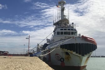 Das Schiff der spanischen Hilfsorganisation "Proactiva Open Arms" liegt im Hafen von Pozzallo: Flüchtlings-Rettungsschiff in Italien beschlagnahmt.