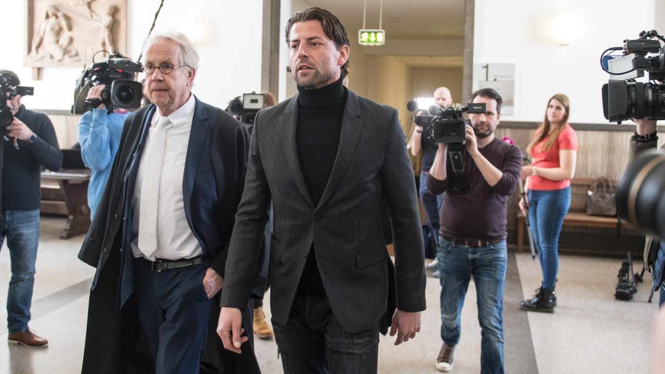 Roman Weidenfeller (r.) mit Rechtsanwalt Alfons Becker im Dortmunder Landgericht: Der BVB-Keeper sagte als Zeuge aus und wurde sehr persönlich.