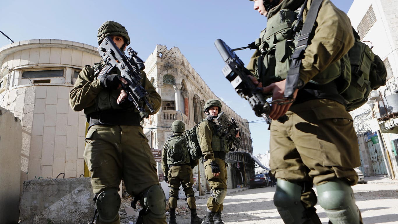 Israelisches Sicherheitspersonal im Westjordanland: Ein französischer Konsulatsmitarbeiter soll Waffen aus dem Gazastreifen ins Westjordanland geschmuggelt haben – darunter Sturmgewehre.
