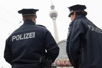 Eine Polizeistreife steht in Berlin vor dem Bahnhof Alexanderplatz: Rumänische Polizei unterstützt am Alexanderplatz.