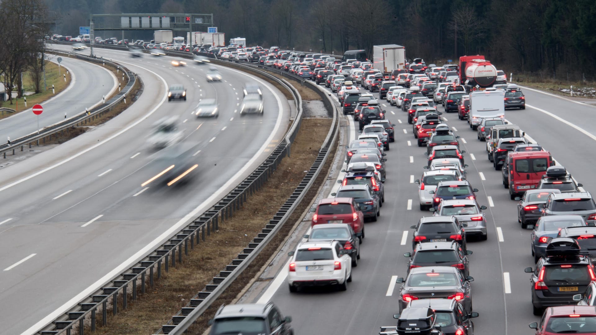 Stauprognose: Wegen des Beginns der Osterferien wird es auf dem Weg in die Berge und an die Küsten dichten Verkehr geben.