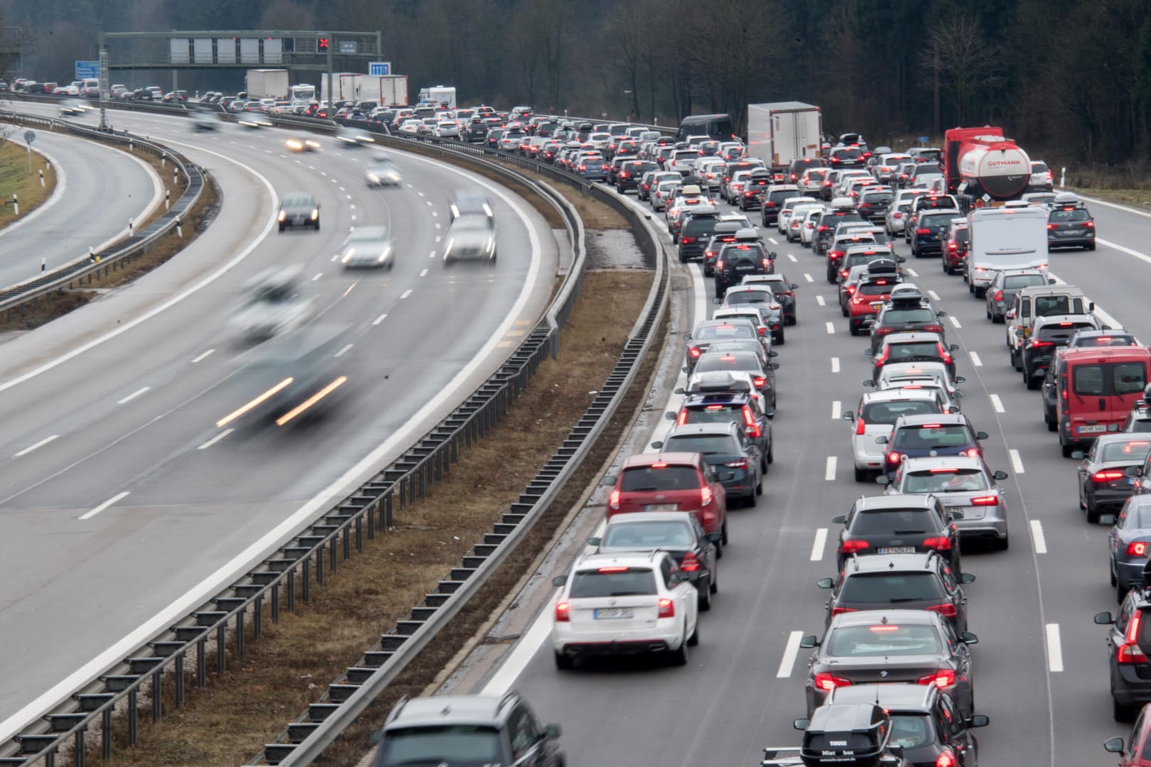 Stauprognose: Wegen des Beginns der Osterferien wird es auf dem Weg in die Berge und an die Küsten dichten Verkehr geben.