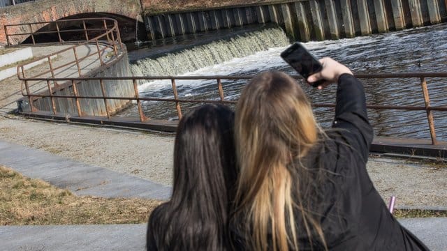 Für die "Generation Selfie" sind ihre Selbstporträts laut einer Studie Ausdruck extremer Selbstverliebtheit gepaart mit Sehnsucht nach Anerkennung.