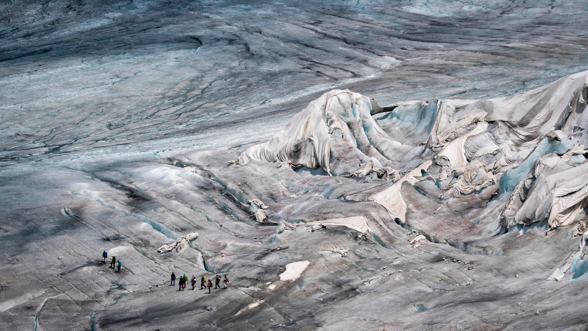 Planen auf dem Rhonegletscher sollen im Sommer das Schmelzen des Gletschers verlangsamen: Eine neue Studie zeigt, dass die Gletscherschmelze nicht mehr aufzuhalten ist. Planen auf dem Rhonegletscher sollen im Sommer das Schmelzen des Gletschers verlangsamen: Eine neue Studie zeigt, dass die Gletscherschmelze nicht mehr aufzuhalten ist.