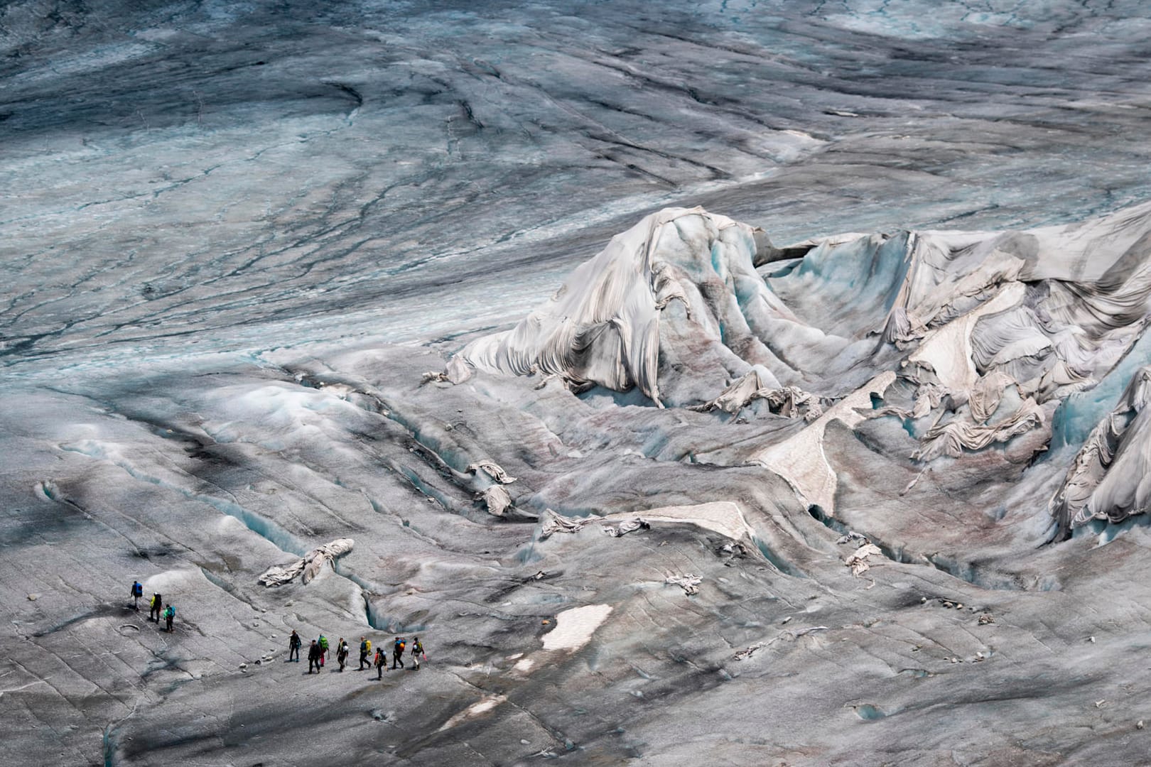 Planen auf dem Rhonegletscher sollen im Sommer das Schmelzen des Gletschers verlangsamen: Eine neue Studie zeigt, dass die Gletscherschmelze nicht mehr aufzuhalten ist.