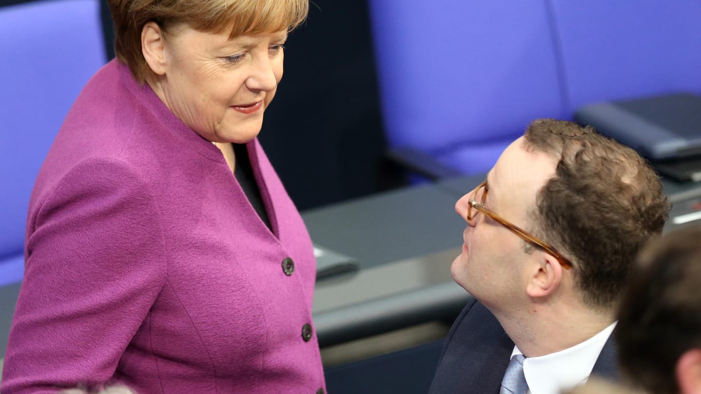 Angela Merkel im Gespräch mit Jens Spahn: Noch größer als über Spahn ist die Verärgerung in der CDU-Spitze wohl über Seehofer.