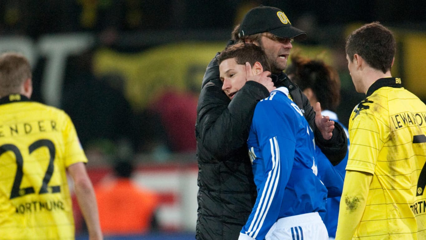 Vor sieben Jahren: Jürgen Klopp, damals noch Trainer von Borussia Dortmund, umarmt Julian Draxler, der damals noch für Schalke 04 aktiv war, nach einem Aufeinandertreffen beider Teams im Februar 2011.