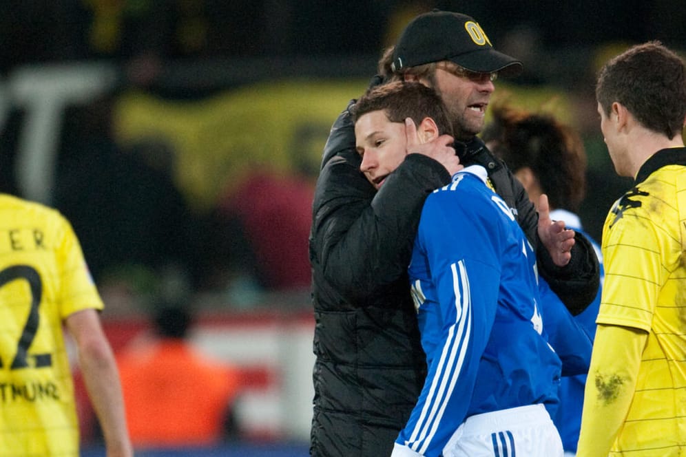 Vor sieben Jahren: Jürgen Klopp, damals noch Trainer von Borussia Dortmund, umarmt Julian Draxler, der damals noch für Schalke 04 aktiv war, nach einem Aufeinandertreffen beider Teams im Februar 2011.