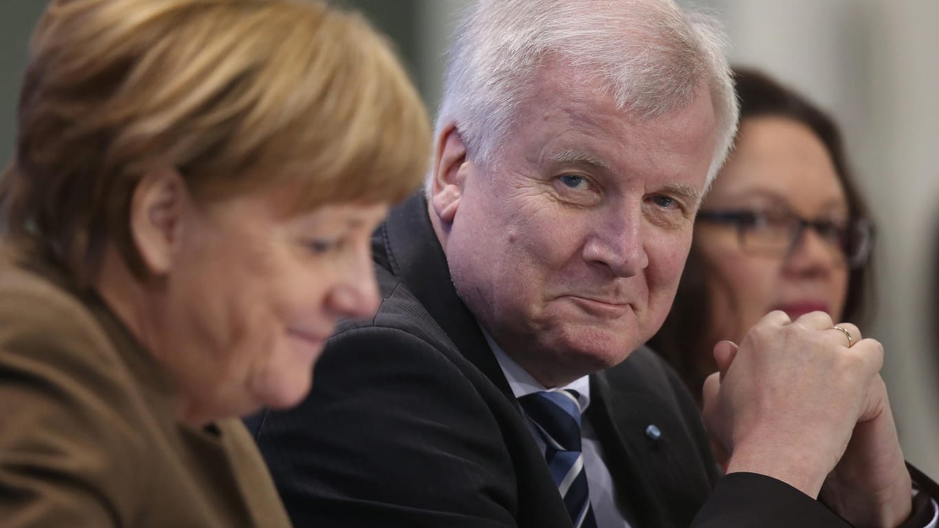 Bundeskanzlerin Angela Merkel (l.) und Innenminister Horst Seehofer: Wirtschaftsverbände kritisieren die Pläne vom neuen Innenminister.