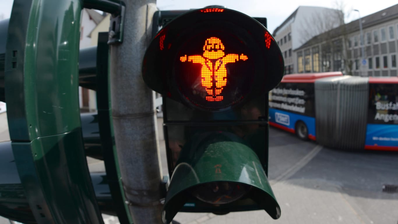 Eine Karl-Marx-Figur leuchtet an einer Fußgängerampel in Trier: Karl Marx bekommt zum 200. Geburtstag ein eigenes Ampelmännchen.