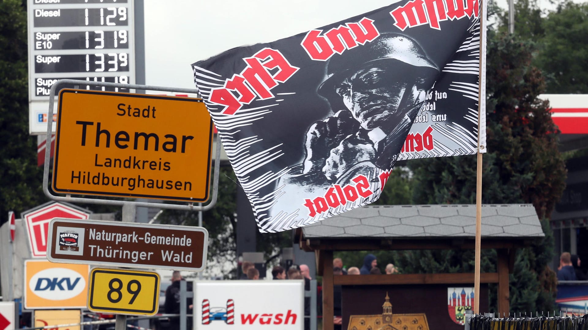 Fahnen der rechten Szene in Themar, Thüringen: Das Landratsamt Hildburghausen hat ein Rechtsrock-Konzert am 8. und 9. Juni in Themar aus Naturschutzgründen verboten. Fahnen der rechten Szene in Themar, Thüringen: Das Landratsamt Hildburghausen hat ein Rechtsrock-Konzert am 8. und 9. Juni in Themar aus Naturschutzgründen verboten.