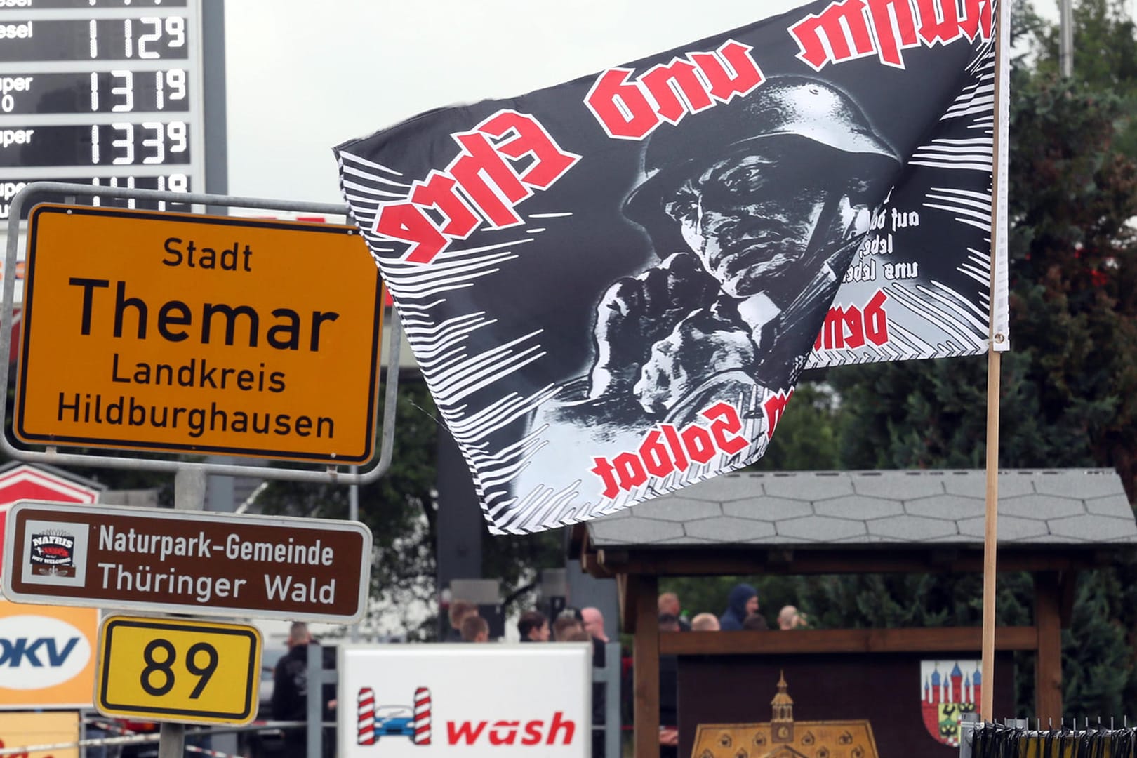 Fahnen der rechten Szene in Themar, Thüringen: Das Landratsamt Hildburghausen hat ein Rechtsrock-Konzert am 8. und 9. Juni in Themar aus Naturschutzgründen verboten.