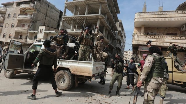 Soldaten der mit der Türkei verbündeten Freien Syrischen Armee feiern die Eroberung von Afrin. Soldaten der mit der Türkei verbündeten Freien Syrischen Armee feiern die Eroberung von Afrin.