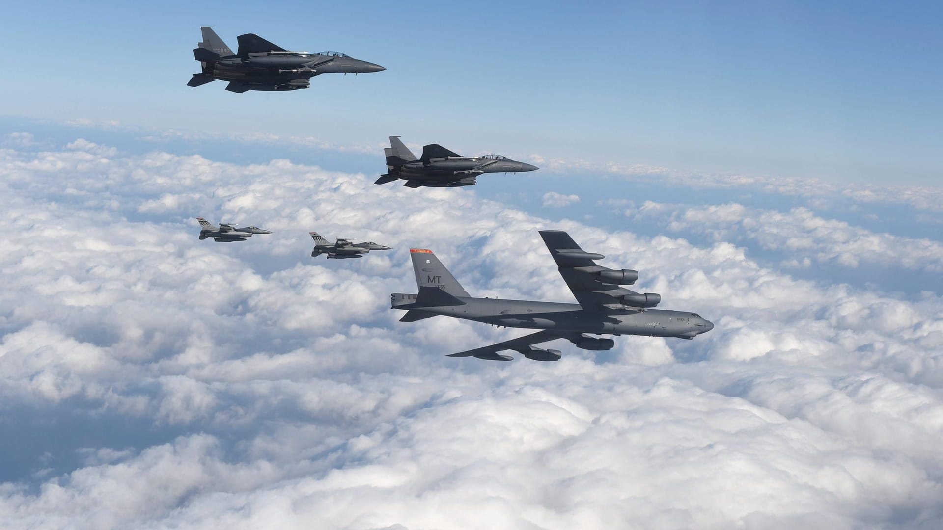 Ein B-52-Bomber der USA mit Kampfjets bei einer gemeinsamen Militärübung über Südkorea: Trotz der Annäherung im Konflikt mit Nordkorea wollen die Staaten ihre Manöver fortsetzen. Ein B-52-Bomber der USA mit Kampfjets bei einer gemeinsamen Militärübung über Südkorea: Trotz der Annäherung im Konflikt mit Nordkorea wollen die Staaten ihre Manöver fortsetzen.