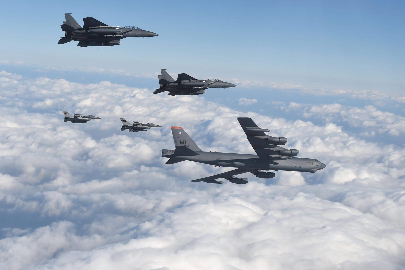 Ein B-52-Bomber der USA mit Kampfjets bei einer gemeinsamen Militärübung über Südkorea: Trotz der Annäherung im Konflikt mit Nordkorea wollen die Staaten ihre Manöver fortsetzen.