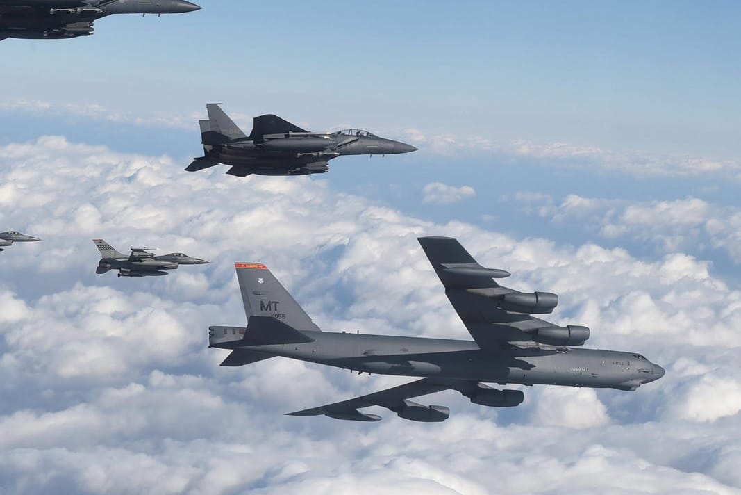 Ein B-52-Bomber der USA mit Kampfjets bei einer gemeinsamen Militärübung über Südkorea: Trotz der Annäherung im Konflikt mit Nordkorea wollen die Staaten ihre Manöver fortsetzen.