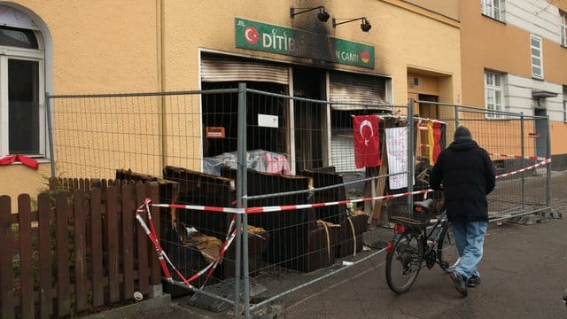 Brandanschlag auf eine Moschee an der Kühleweinstraße in Berlin-Reinickendorf. Brandanschlag auf eine Moschee an der Kühleweinstraße in Berlin-Reinickendorf.