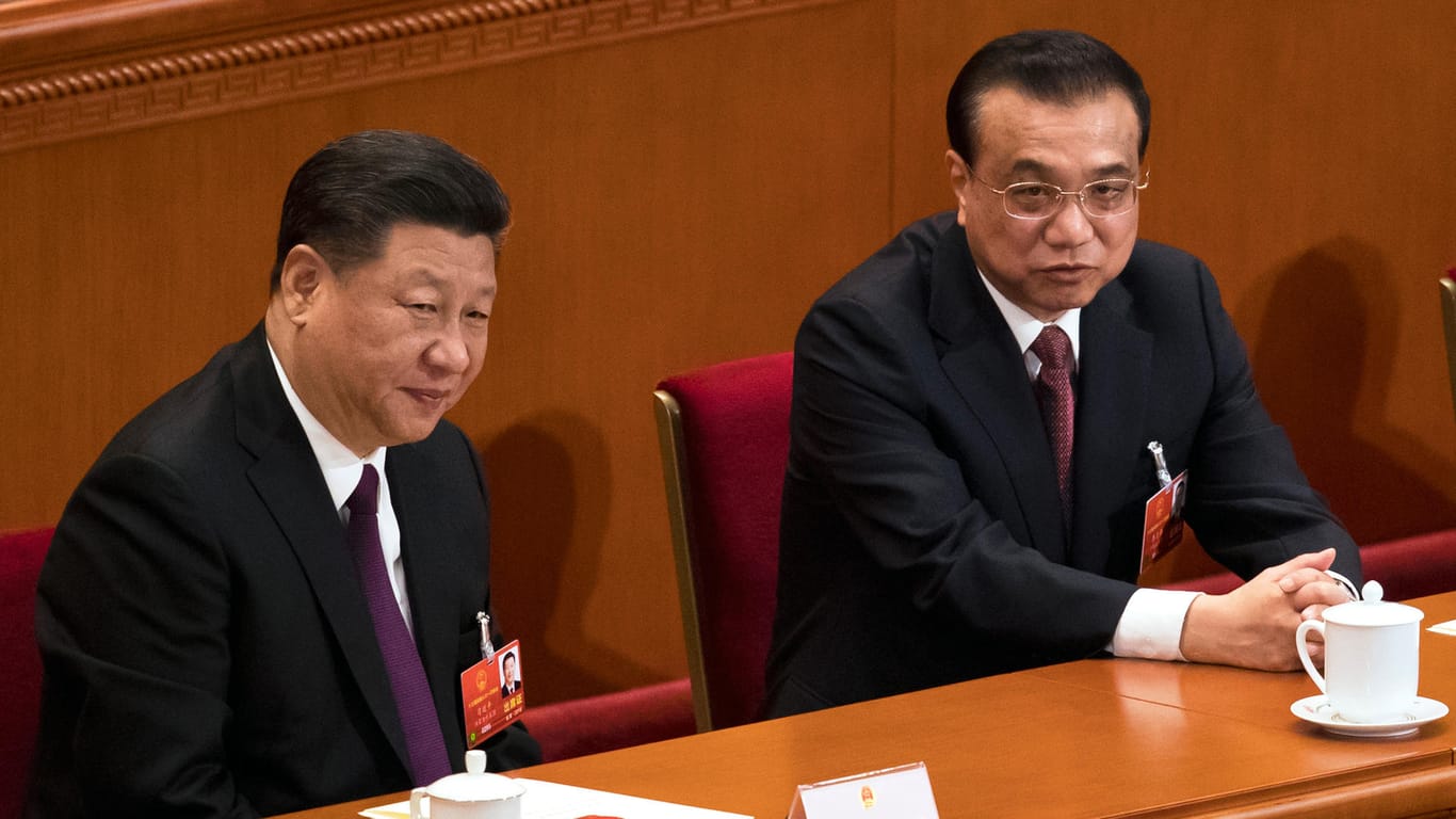Chinas Präsident Xi Jinping (links) und Regierungschef Li Keqiang während des Volkskongresses in Peking: Li Keqiang hat die USA vor den Risiken eines Handelskrieges gewarnt.