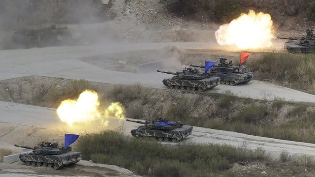 Südkoreanische und US-amerikanische Panzer bei einem Manöver auf dem Seungjin Fire Training Field in Pocheon nahe der nordkoreanischen Grenze. Südkoreanische und US-amerikanische Panzer bei einem Manöver auf dem Seungjin Fire Training Field in Pocheon nahe der nordkoreanischen Grenze.